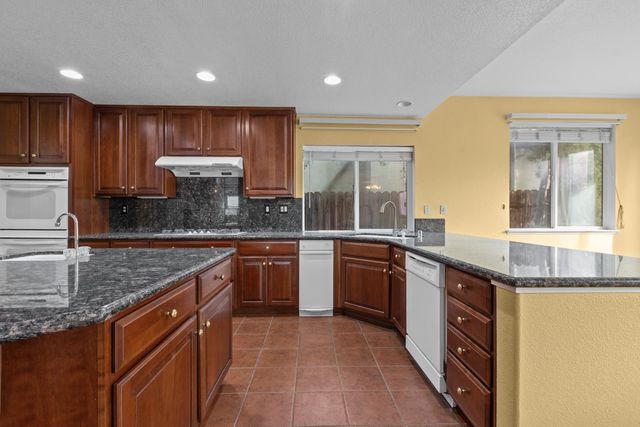 11 Loganberry Ct, Sacramento, CA 95835