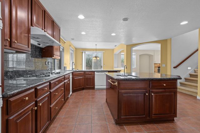 11 Loganberry Ct, Sacramento, CA 95835