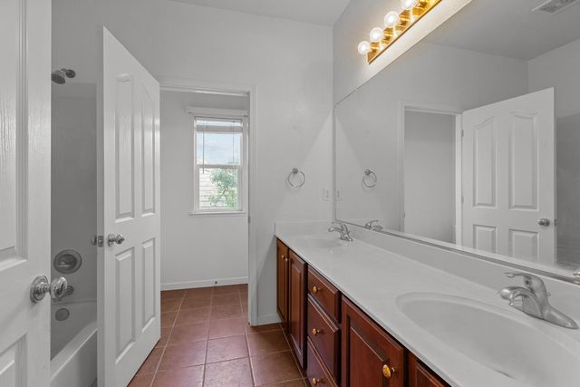 11 Loganberry Ct, Sacramento, CA 95835