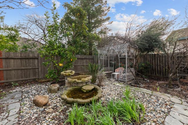 11 Loganberry Ct, Sacramento, CA 95835