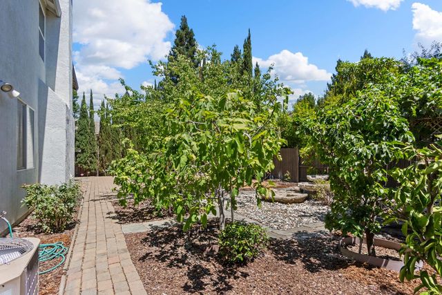 11 Loganberry Ct, Sacramento, CA 95835