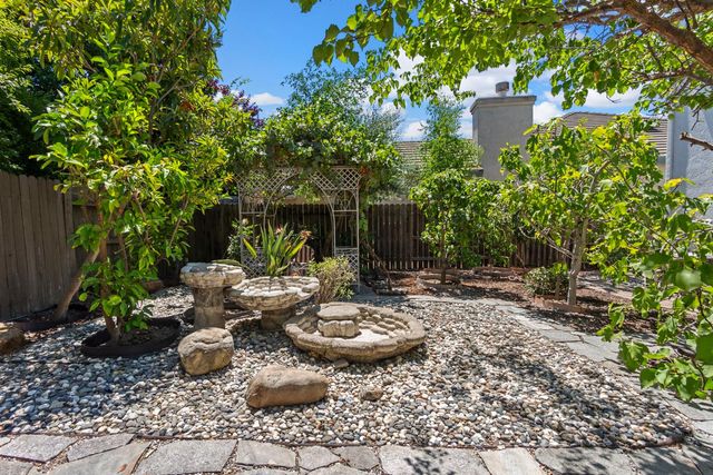 11 Loganberry Ct, Sacramento, CA 95835