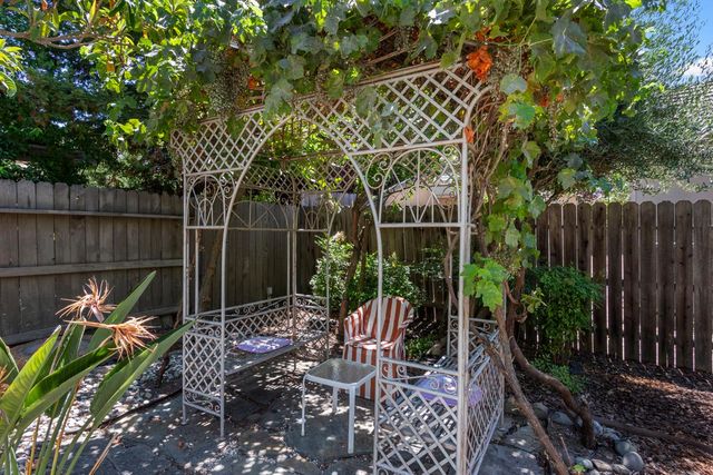 11 Loganberry Ct, Sacramento, CA 95835