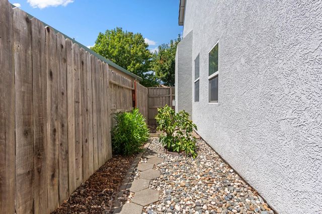 11 Loganberry Ct, Sacramento, CA 95835