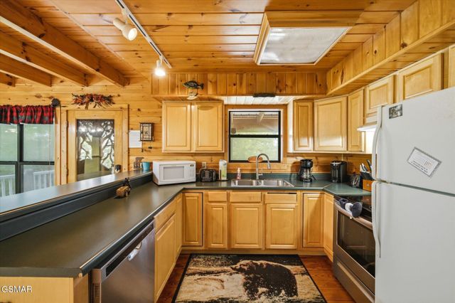 2411 Misty Shadows Drive, Pigeon Forge, TN 37862