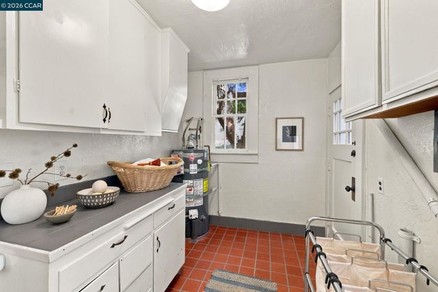 430 Adams St, Oakland, CA 94610