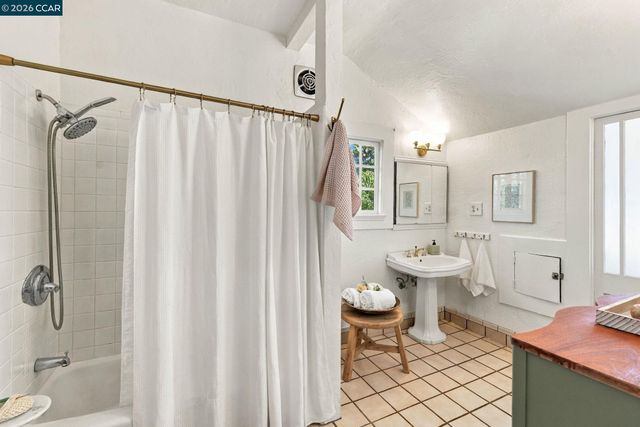 430 Adams St, Oakland, CA 94610