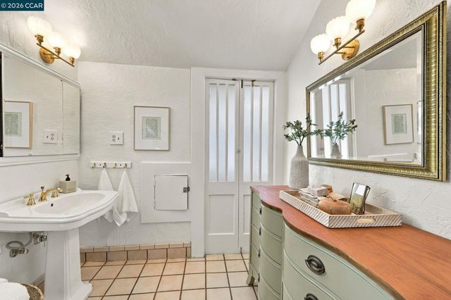 430 Adams St, Oakland, CA 94610