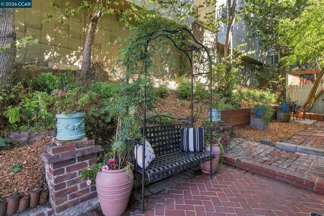 430 Adams St, Oakland, CA 94610