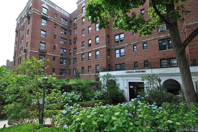 1 Broad Parkway 5R, White Plains, NY 10601