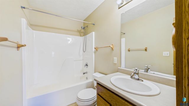 7112 S Mogen Ave, Sioux Falls, SD 57108
