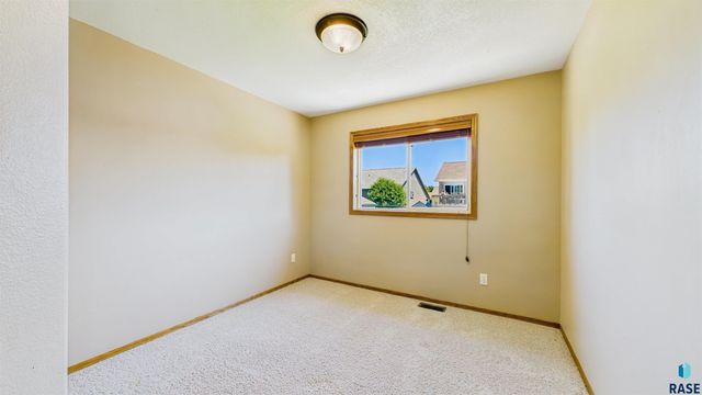7112 S Mogen Ave, Sioux Falls, SD 57108