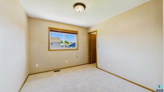 7112 S Mogen Ave, Sioux Falls, SD 57108