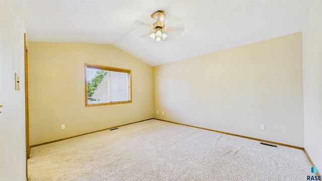 7112 S Mogen Ave, Sioux Falls, SD 57108
