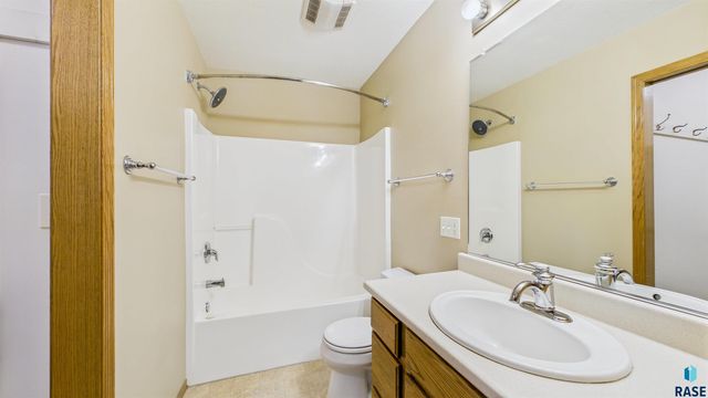 7112 S Mogen Ave, Sioux Falls, SD 57108