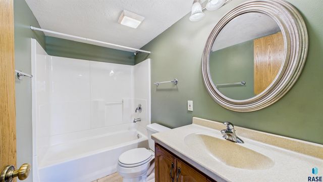 7112 S Mogen Ave, Sioux Falls, SD 57108