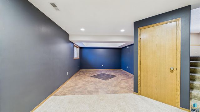 7112 S Mogen Ave, Sioux Falls, SD 57108