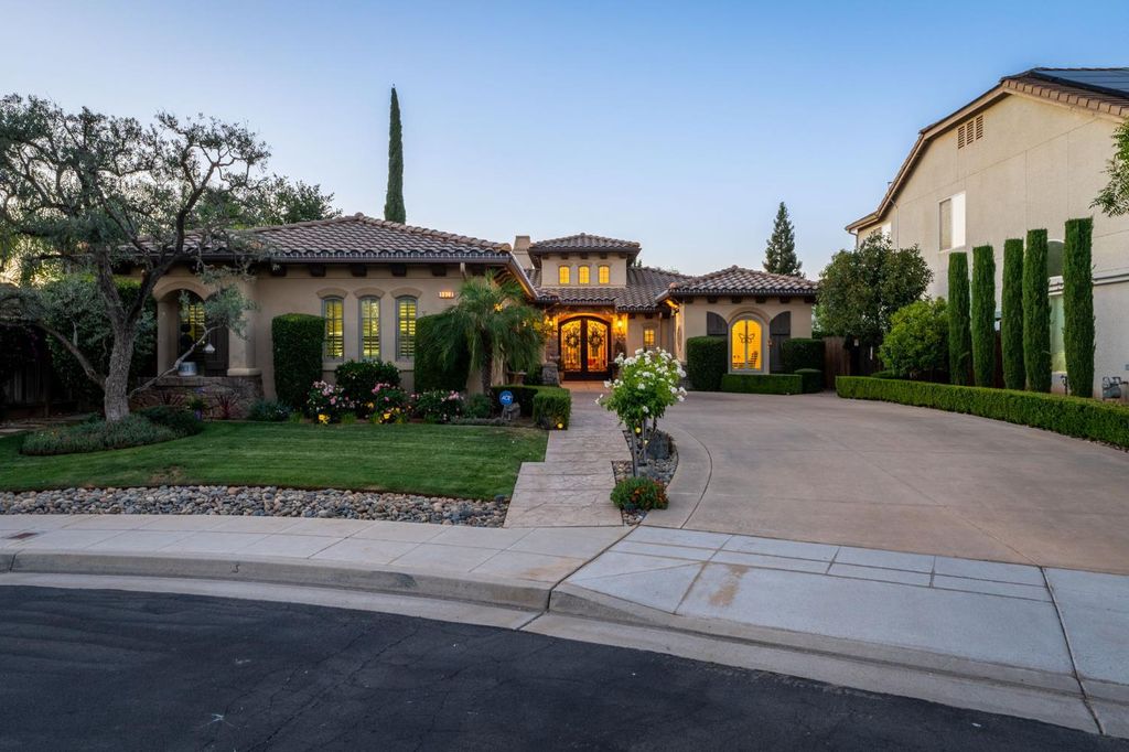 Image 1 of property listing at 1823 Decatur Avenue, Clovis, CA 93611