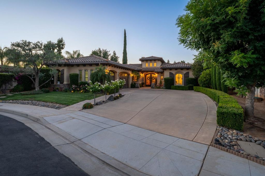 Image 2 of property listing at 1823 Decatur Avenue, Clovis, CA 93611