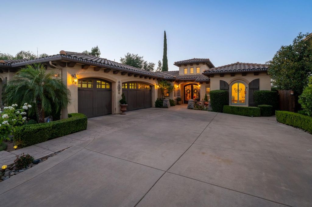 Image 3 of property listing at 1823 Decatur Avenue, Clovis, CA 93611