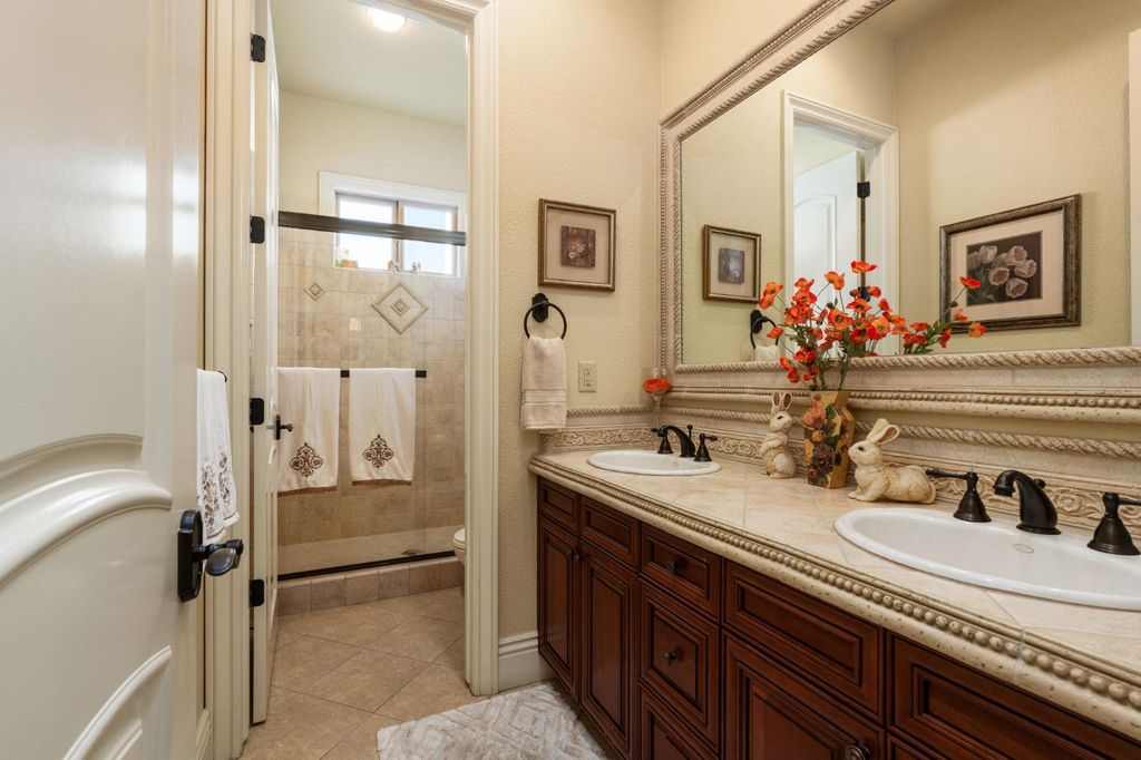 Image 34 of property listing at 1823 Decatur Avenue, Clovis, CA 93611