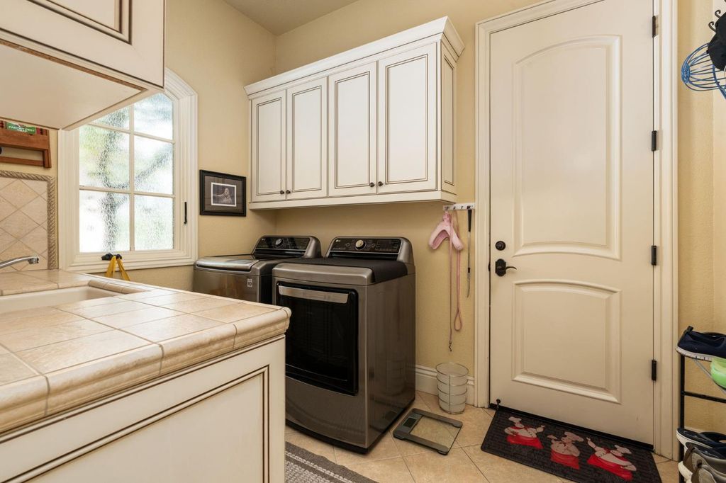 Image 45 of property listing at 1823 Decatur Avenue, Clovis, CA 93611