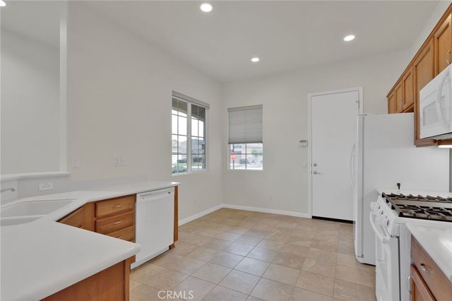 10438 Lakeshore, Apple Valley, CA 92308