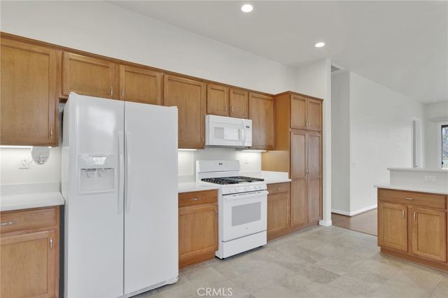 10438 Lakeshore, Apple Valley, CA 92308