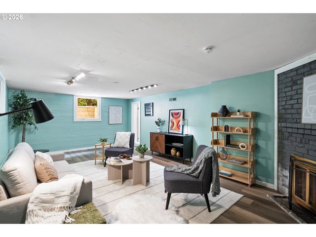 4300 Ne LOMBARD St, Portland, OR 97218