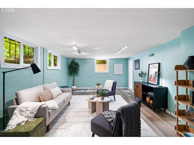 4300 Ne LOMBARD St, Portland, OR 97218