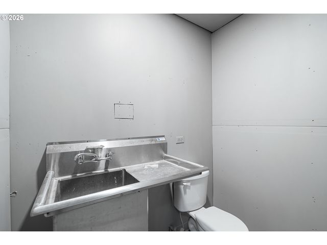 4300 Ne LOMBARD St, Portland, OR 97218