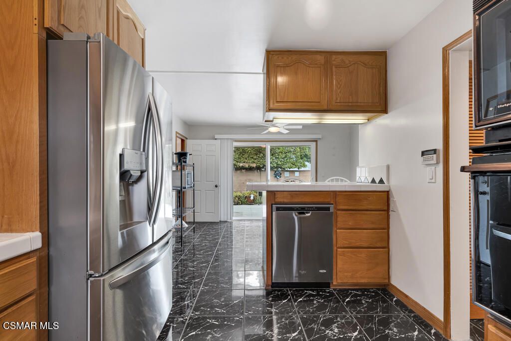 Image 15 of property listing at 9801 Lubao Avenue, Chatsworth, CA 91311