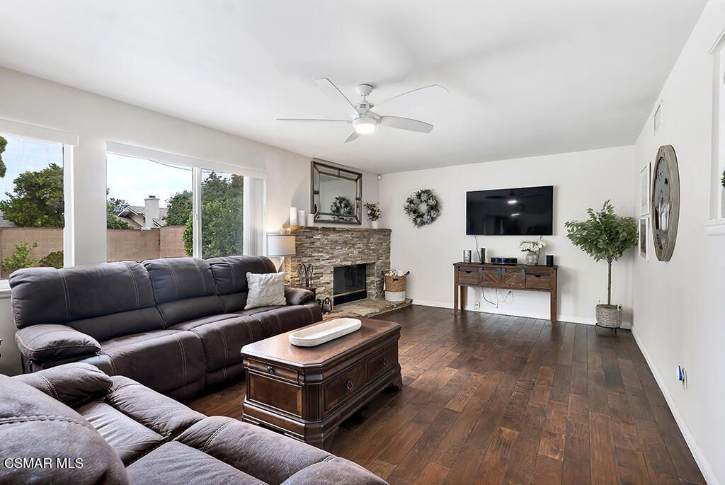 Image 5 of property listing at 9801 Lubao Avenue, Chatsworth, CA 91311
