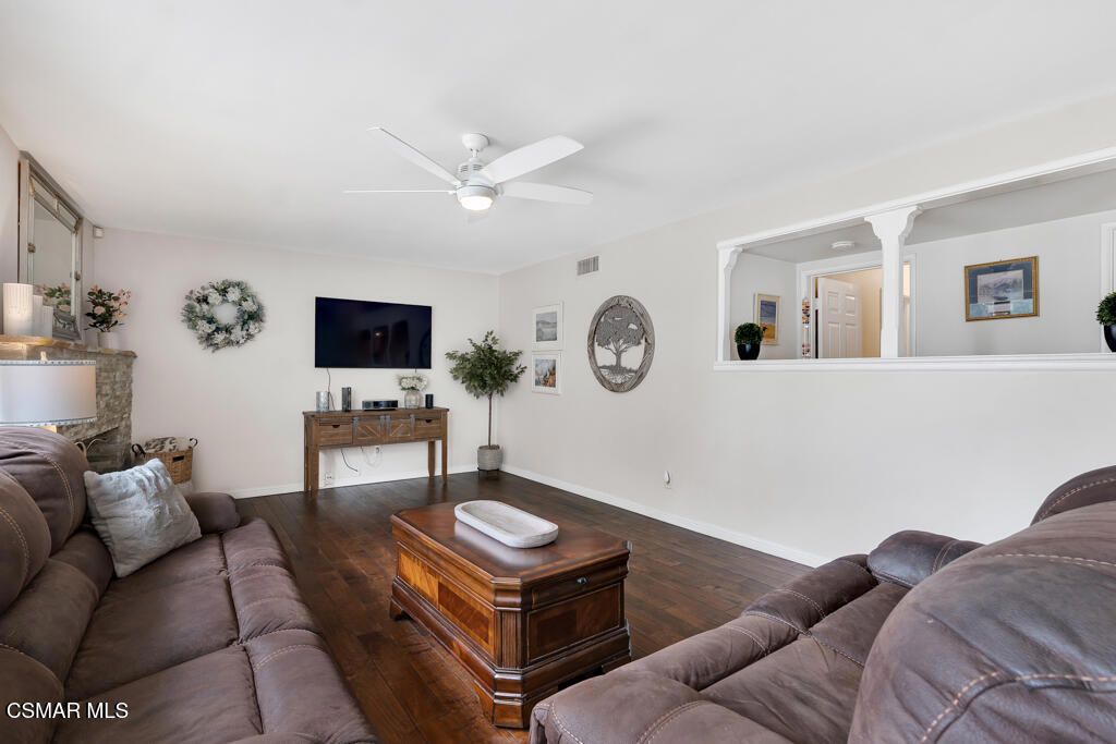 Image 7 of property listing at 9801 Lubao Avenue, Chatsworth, CA 91311