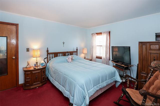 11 Elton Street, Westbury, NY 11590