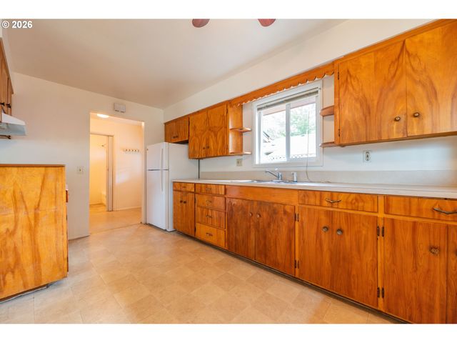 229 HOLEMAN Ave, Eugene, OR 97404