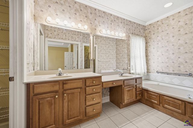 127 S Live Oak Court, Byron, GA 31008