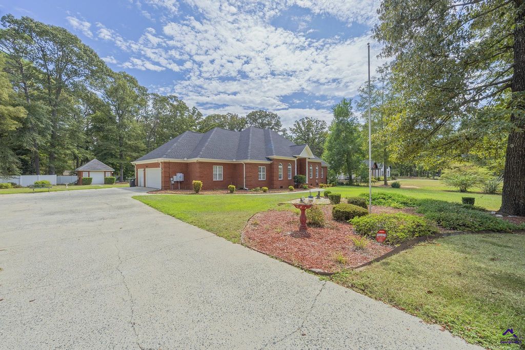 127 S Live Oak Court, Byron, GA 31008