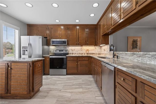 42 Sandie Point LN, Portsmouth, VA 23701