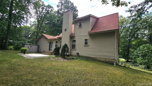 9929 Sienna Court, Hamburg Township, MI 48169