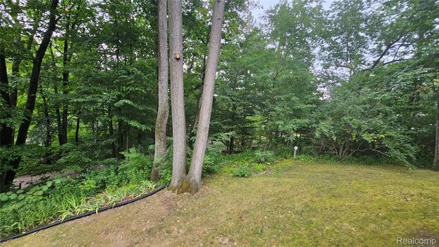 9929 Sienna Court, Hamburg Township, MI 48169