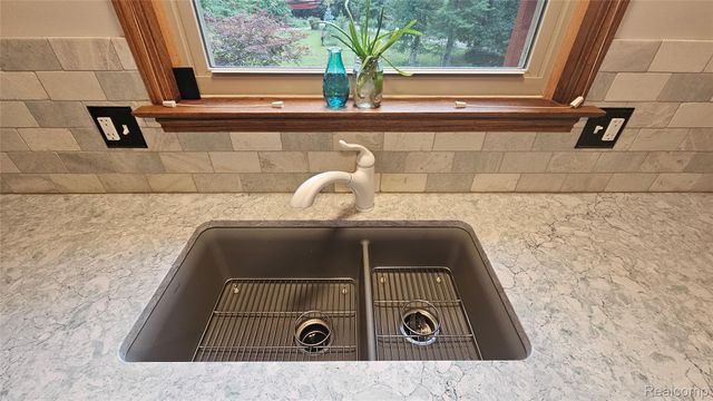 9929 Sienna Court, Hamburg Township, MI 48169