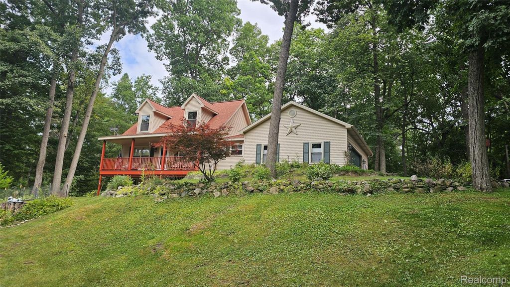 9929 Sienna Court, Hamburg Township, MI 48169