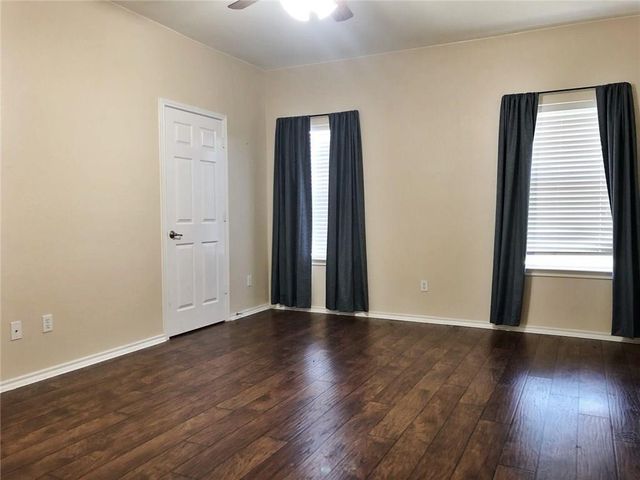 300 Golden Eagle LN, Leander, TX 78641