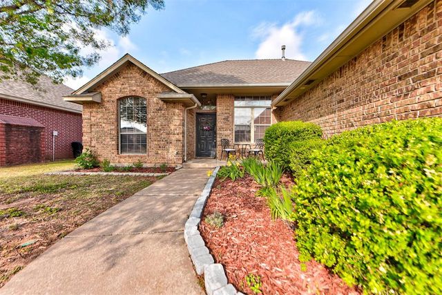 4233 Notting Hill Drive, Moore, OK 73160