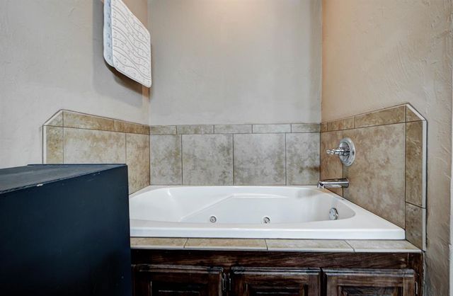 4233 Notting Hill Drive, Moore, OK 73160