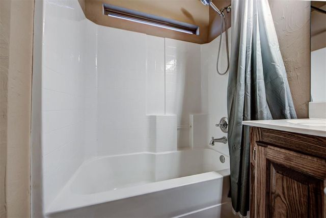 4233 Notting Hill Drive, Moore, OK 73160