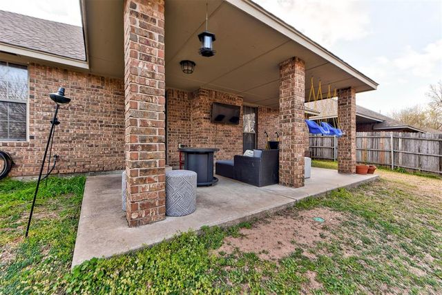 4233 Notting Hill Drive, Moore, OK 73160