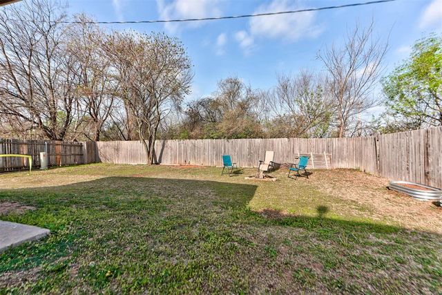 4233 Notting Hill Drive, Moore, OK 73160