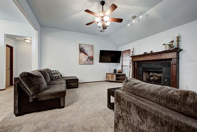 4233 Notting Hill Drive, Moore, OK 73160